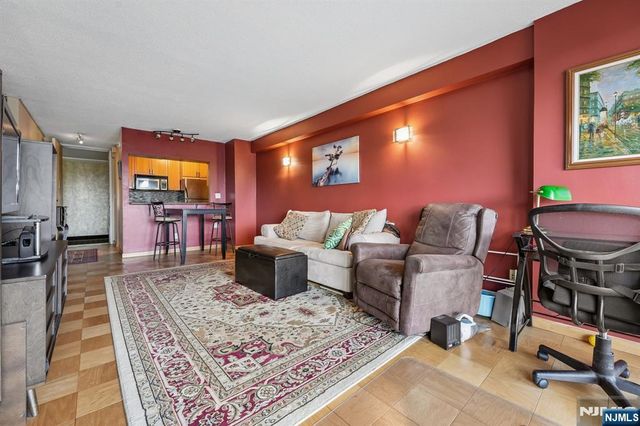 555 North Avenue 8W, Fort Lee, NJ 07024