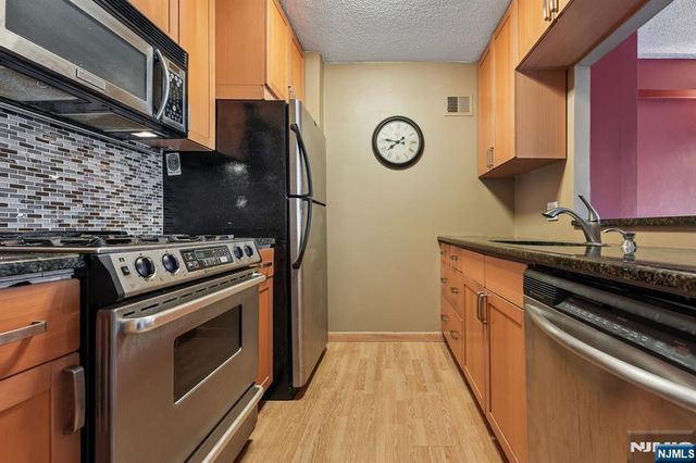 555 North Avenue 8W, Fort Lee, NJ 07024