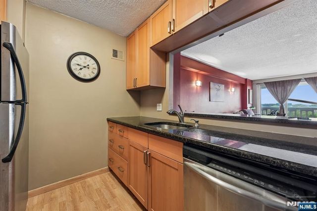 555 North Avenue 8W, Fort Lee, NJ 07024