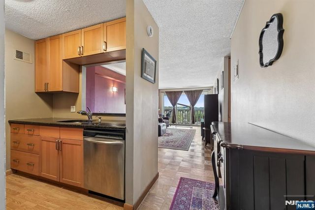 555 North Avenue 8W, Fort Lee, NJ 07024