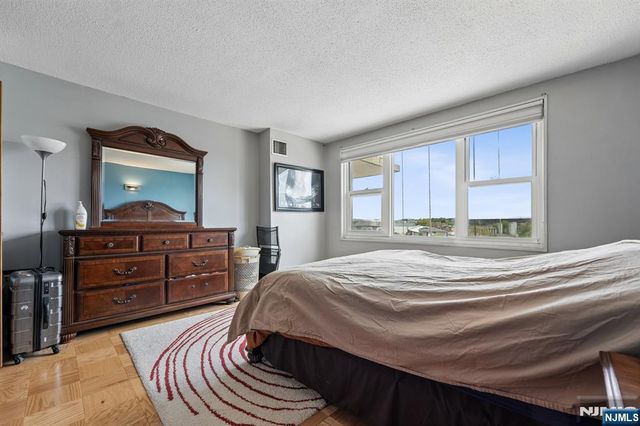 555 North Avenue 8W, Fort Lee, NJ 07024