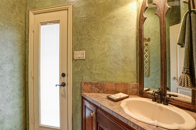 2141 Farrington Lane, Hurst, TX 76054