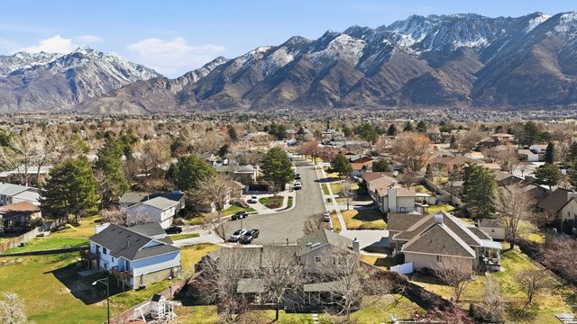 1320 E WOODHILL CIR, Sandy, UT 84092
