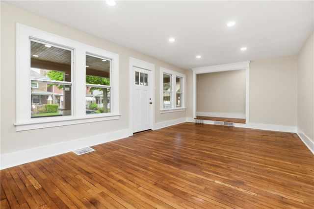 934 Maplewood Ave, Economy, PA 15003