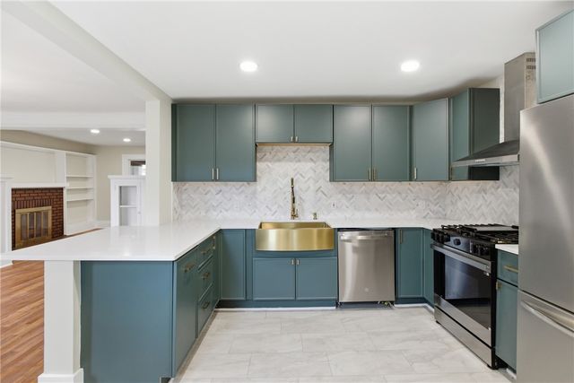 934 Maplewood Ave, Economy, PA 15003