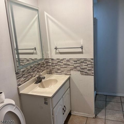 11 Baker St, Dover Town, NJ 07801