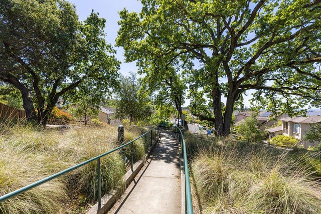 2129 Chokeberry Ct, Santa Rosa, CA 95404