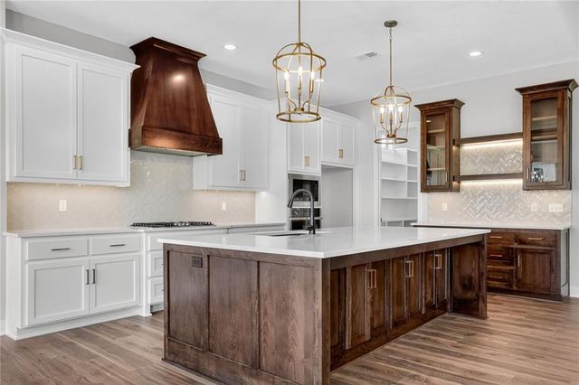 17186 S Laurelwood Street, Olathe, KS 66062