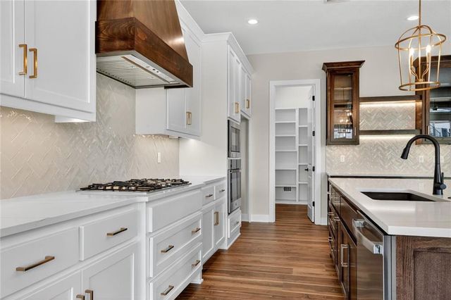 17186 S Laurelwood Street, Olathe, KS 66062