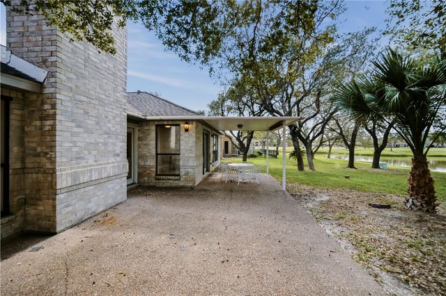 711 Waterwood St, Rockport, TX 78382