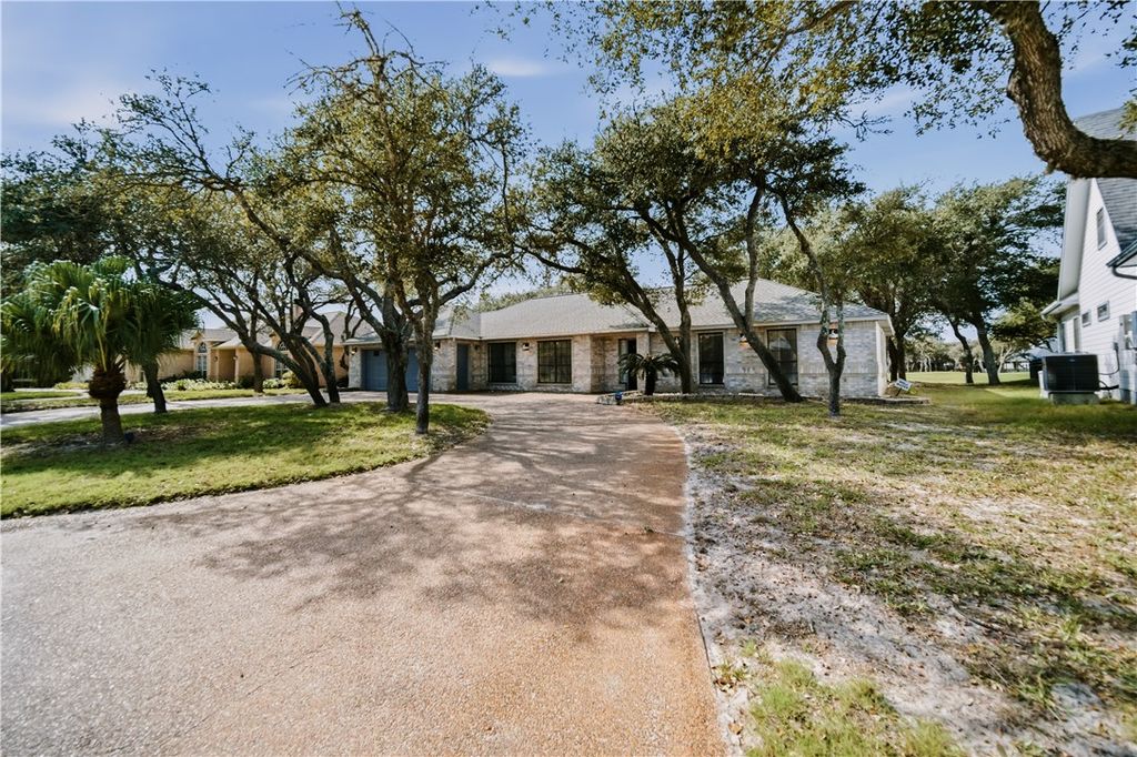 711 Waterwood St, Rockport, TX 78382