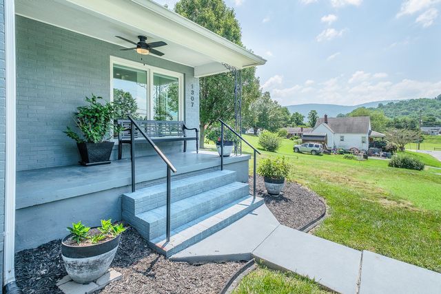 S 1307 Massie AVE, Covington, VA 24426