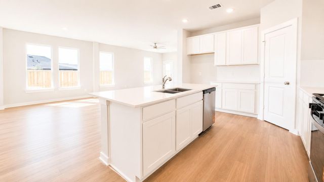 806 Mockingbird Passage Drive, Beasley, TX 77417