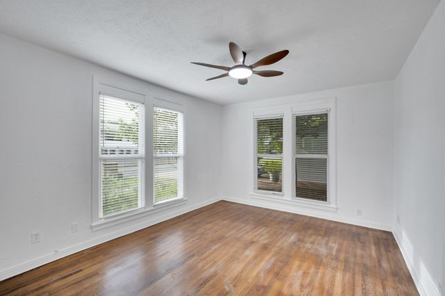 105 S 3rd Street, Midlothian, TX 76065