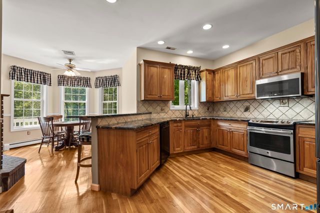 14 Wychwood Lane, Oxford, CT 06478