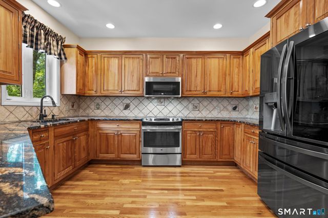 14 Wychwood Lane, Oxford, CT 06478
