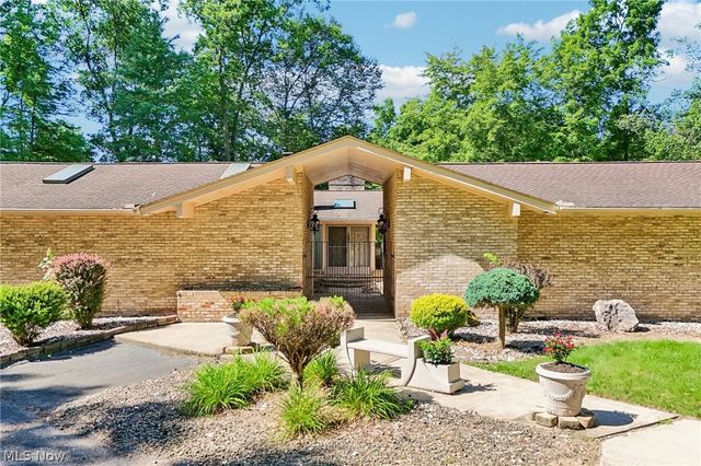2141 Arms Drive, Girard, OH 44420