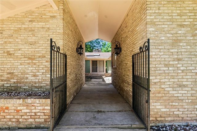 2141 Arms Drive, Girard, OH 44420