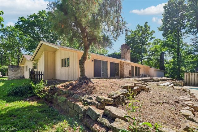 2141 Arms Drive, Girard, OH 44420