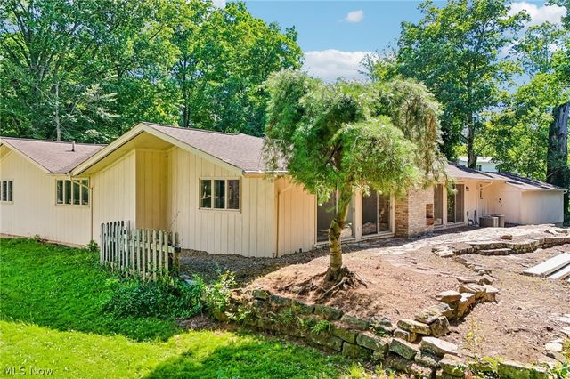 2141 Arms Drive, Girard, OH 44420