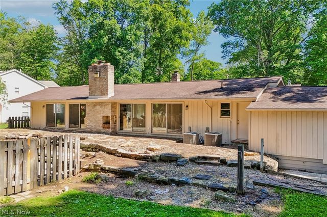 2141 Arms Drive, Girard, OH 44420