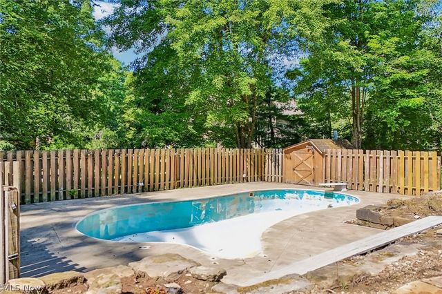 2141 Arms Drive, Girard, OH 44420