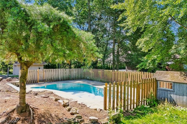 2141 Arms Drive, Girard, OH 44420