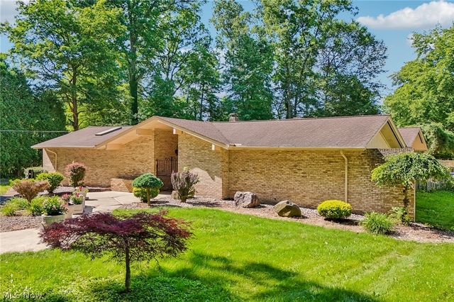 2141 Arms Drive, Girard, OH 44420