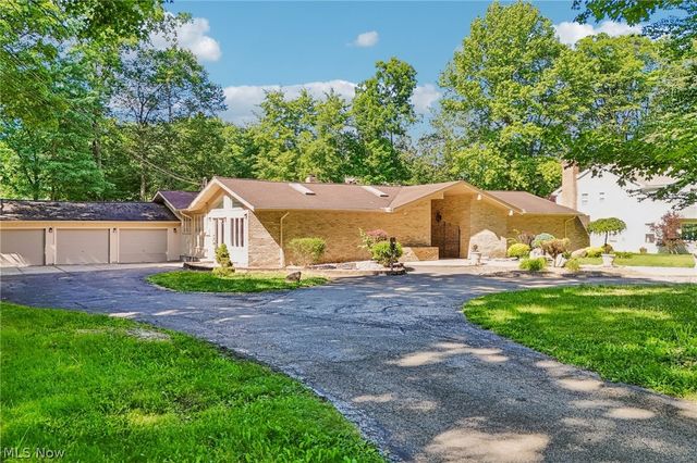 2141 Arms Drive, Girard, OH 44420