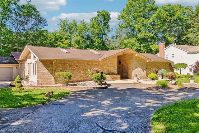 2141 Arms Drive, Girard, OH 44420
