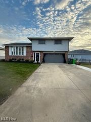 60 Santin Circle, Bedford, OH 44146