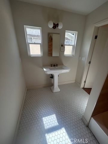 5200 S St. Andrews Place, Los Angeles, CA 90062