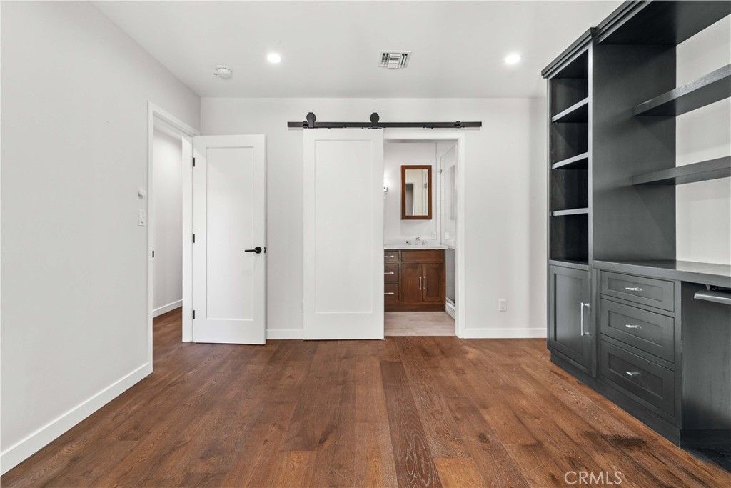 Image 16 of property listing at 3340 Vickers Drive, Glendale, CA 91208