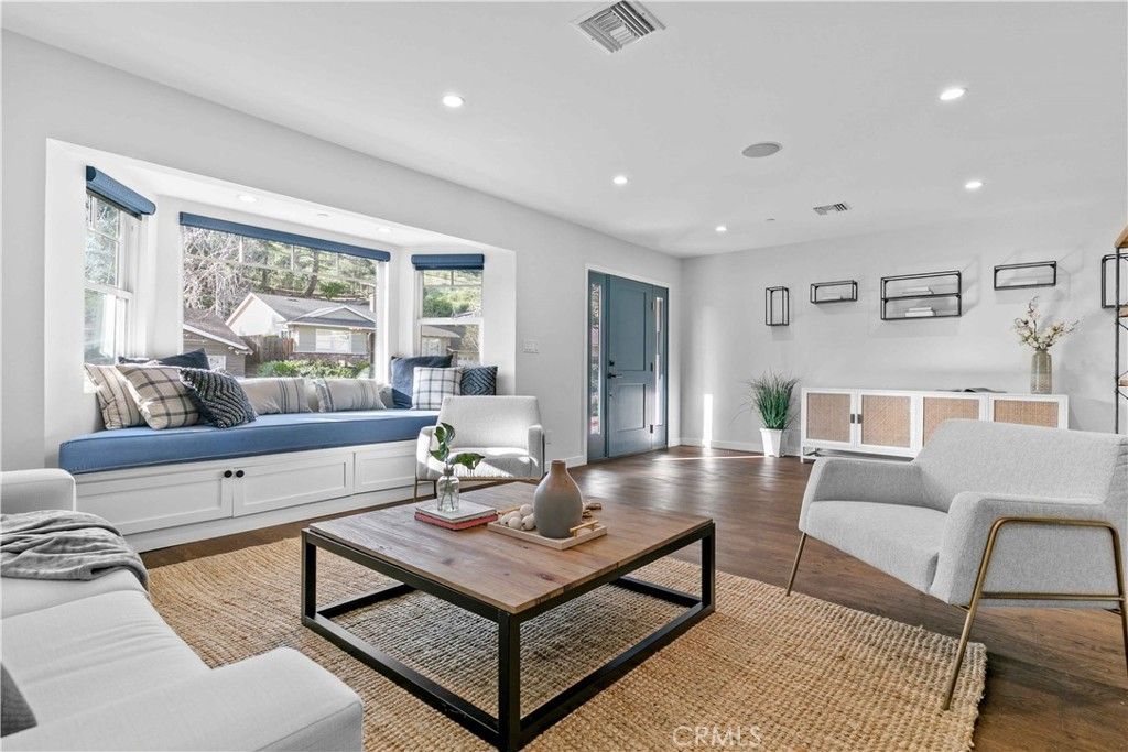 Image 7 of property listing at 3340 Vickers Drive, Glendale, CA 91208