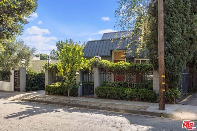 9044 Elevado Street, West Hollywood, CA 90069