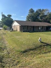 318 Hackberry Drive, Highlands, TX 77562
