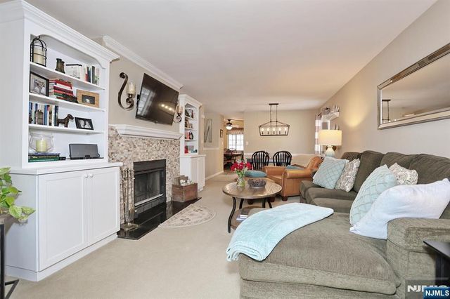 302 Mark Twain Way 302, Mahwah, NJ 07430