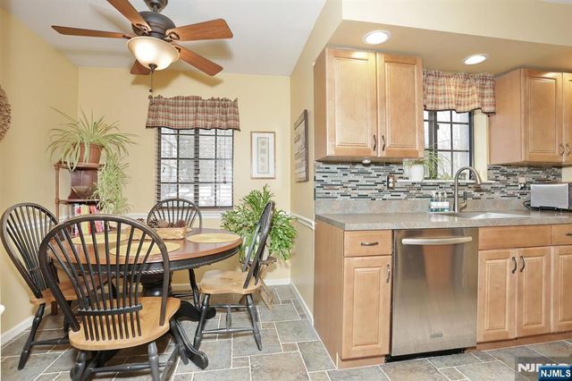 302 Mark Twain Way 302, Mahwah, NJ 07430