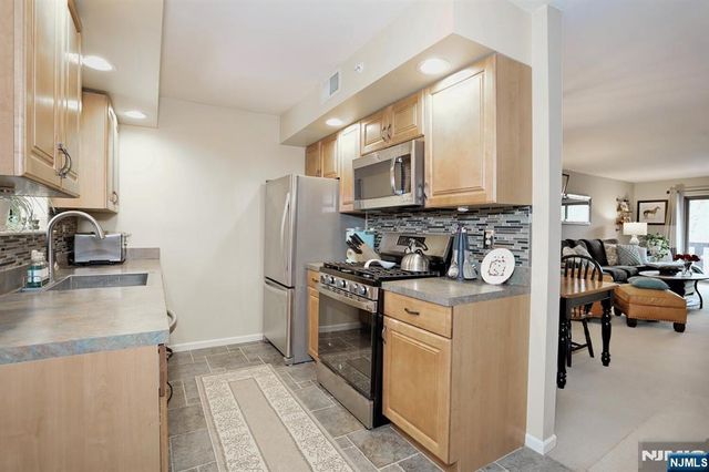 302 Mark Twain Way 302, Mahwah, NJ 07430