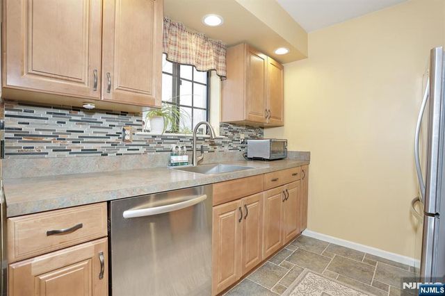 302 Mark Twain Way 302, Mahwah, NJ 07430