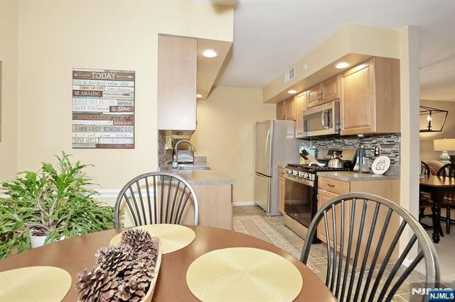 302 Mark Twain Way 302, Mahwah, NJ 07430