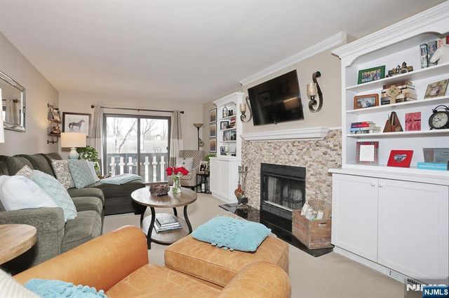 302 Mark Twain Way 302, Mahwah, NJ 07430