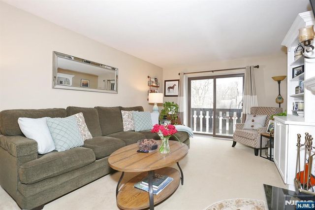 302 Mark Twain Way 302, Mahwah, NJ 07430