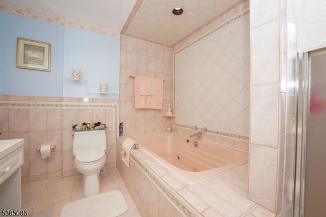 8841 Kennedy Blvd 19, North Bergen Twp., NJ 07047