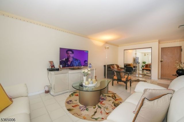 8841 Kennedy Blvd 19, North Bergen Twp., NJ 07047