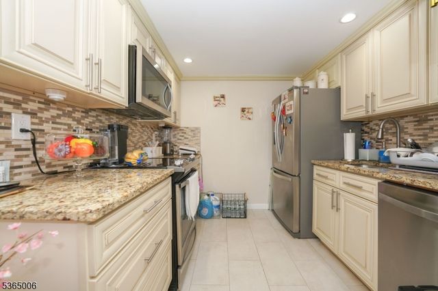 8841 Kennedy Blvd 19, North Bergen Twp., NJ 07047