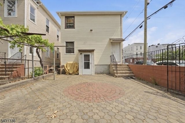 75 Geneva St, Elizabeth City, NJ 07206
