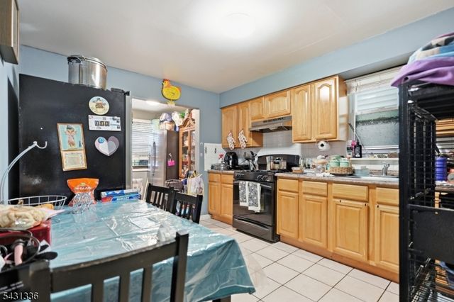 75 Geneva St, Elizabeth City, NJ 07206