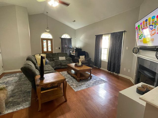 118 Back Stretch Drive, Georgetown, KY 40324