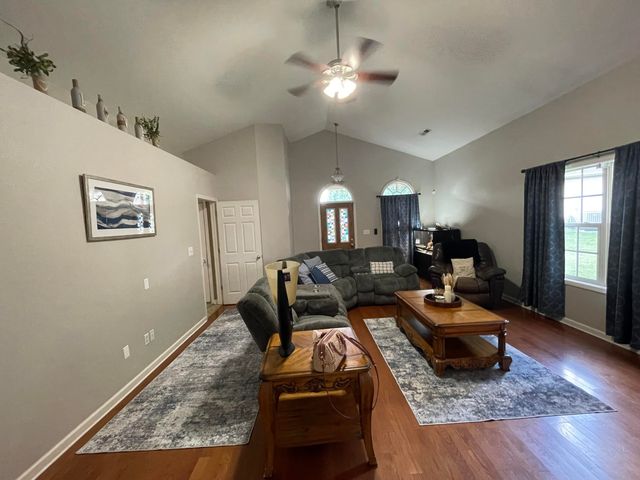 118 Back Stretch Drive, Georgetown, KY 40324